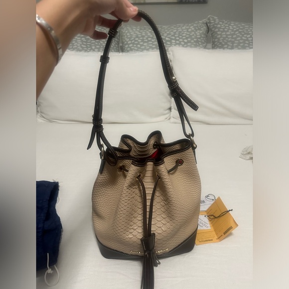 Limited Edition Dooney and Bourke drawstring bucket bag in Alligator - Picture 3 of 13